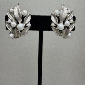 Crown Trifari 1960s Silver Tone Leaf Pearl Clip Earrings Mint Condition